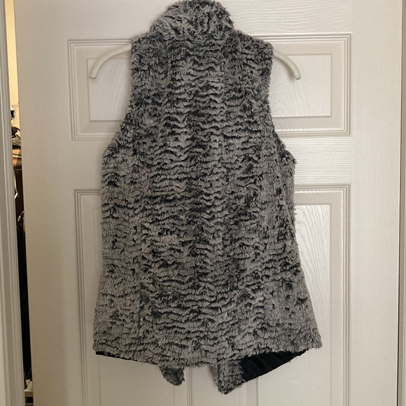 Faux fur vest w/pockets - Picture 3 of 3